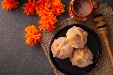 Pan de Muerto. Ölü sezonunda tüketilen tipik Meksika tatlı ekmeği. Ölülerin bayramında sunakların ve sunakların ana unsurlarından biridir..