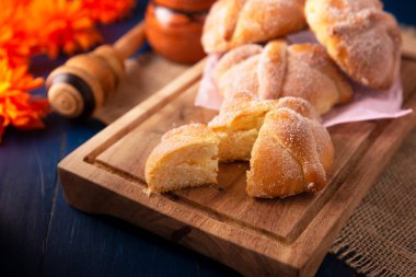 Pan de Muerto. Ölü sezonunda tüketilen tipik Meksika tatlı ekmeği. Ölülerin bayramında sunakların ve sunakların ana unsurlarından biridir..