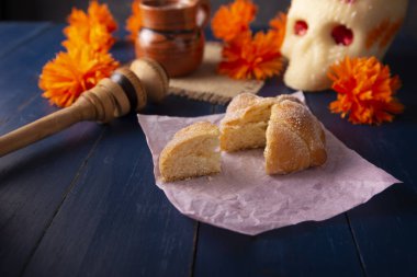 Pan de Muerto. Ölü sezonunda tüketilen tipik Meksika tatlı ekmeği. Ölülerin bayramında sunakların ve sunakların ana unsurlarından biridir..
