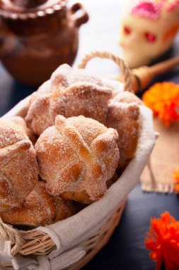 Pan de Muerto. Ölü sezonunda tüketilen tipik Meksika tatlı ekmeği. Ölülerin bayramında sunakların ve sunakların ana unsurlarından biridir..