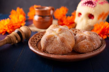 Pan de Muerto. Ölü sezonunda tüketilen tipik Meksika tatlı ekmeği. Ölülerin bayramında sunakların ve sunakların ana unsurlarından biridir..