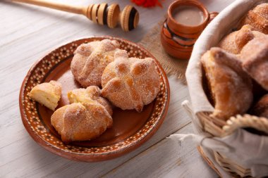 Pan de Muerto. Ölü sezonunda tüketilen tipik Meksika tatlı ekmeği. Ölülerin bayramında sunakların ve sunakların ana unsurlarından biridir..