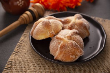 Pan de Muerto. Ölü sezonunda tüketilen tipik Meksika tatlı ekmeği. Ölülerin bayramında sunakların ve sunakların ana unsurlarından biridir..