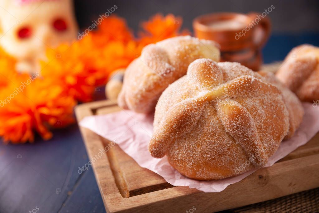 Pan de Muerto. Típico pan dulce mexicano que se consume en la estación