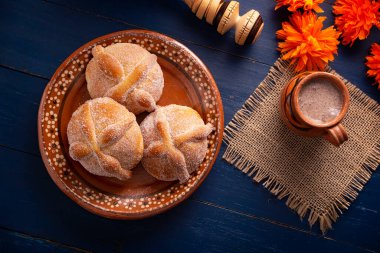 Pan de Muerto. Ölü sezonunda tüketilen tipik Meksika tatlı ekmeği. Ölülerin bayramında sunakların ve sunakların ana unsurlarından biridir..