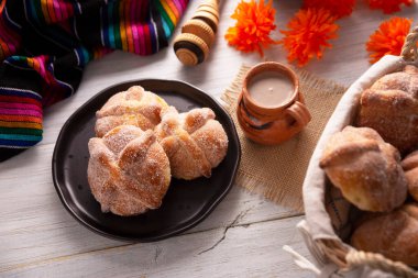 Pan de Muerto. Ölü sezonunda tüketilen tipik Meksika tatlı ekmeği. Ölülerin bayramında sunakların ve sunakların ana unsurlarından biridir..