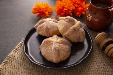 Pan de Muerto. Ölü sezonunda tüketilen tipik Meksika tatlı ekmeği. Ölülerin bayramında sunakların ve sunakların ana unsurlarından biridir..