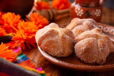 Pan de Muerto. Ölü sezonunda tüketilen tipik Meksika tatlı ekmeği. Ölülerin bayramında sunakların ve sunakların ana unsurlarından biridir..