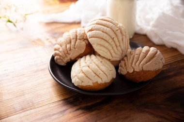 Conchas. Meksika usulü tatlı ekmek, deniz kabuğu görünümlü genellikle kahvaltıda kahve ya da sıcak çikolatayla yenir..