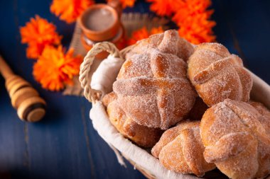 Pan de Muerto. Ölü sezonunda tüketilen tipik Meksika tatlı ekmeği. Ölülerin bayramında sunakların ve sunakların ana unsurlarından biridir..