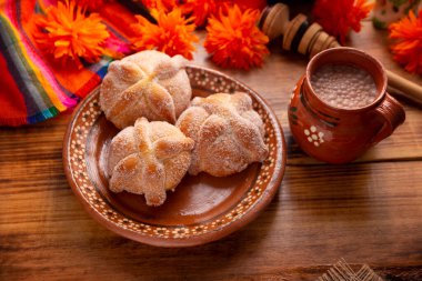Pan de Muerto. Ölü sezonunda tüketilen tipik Meksika tatlı ekmeği. Ölülerin bayramında sunakların ve sunakların ana unsurlarından biridir..