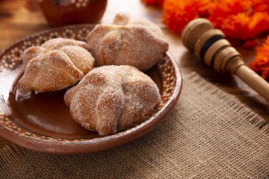Pan de Muerto. Ölü sezonunda tüketilen tipik Meksika tatlı ekmeği. Ölülerin bayramında sunakların ve sunakların ana unsurlarından biridir..