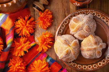 Pan de Muerto. Ölü sezonunda tüketilen tipik Meksika tatlı ekmeği. Ölülerin bayramında sunakların ve sunakların ana unsurlarından biridir..