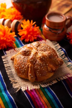 Pan de Muerto. Ölü sezonunda tüketilen susam tohumlu tipik Meksika tatlı ekmeği. Sunaklarda ve sunaklarda temel bir unsurdur.