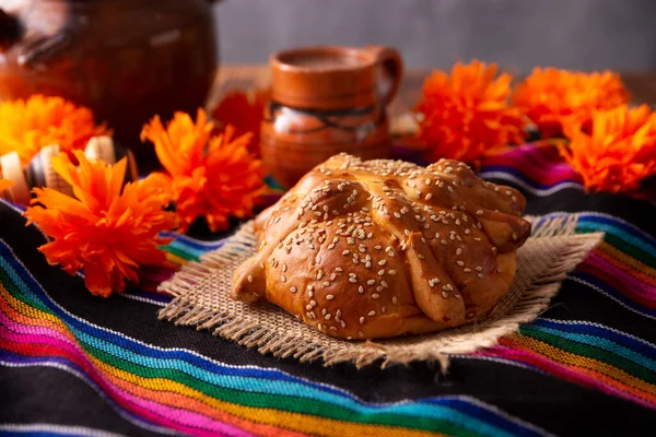 潘德穆里尼奥 典型的墨西哥甜面包和芝麻种子 在死亡的日子里被吃掉 它是祭坛和祭祀中的一个主要元素 — 图库照片