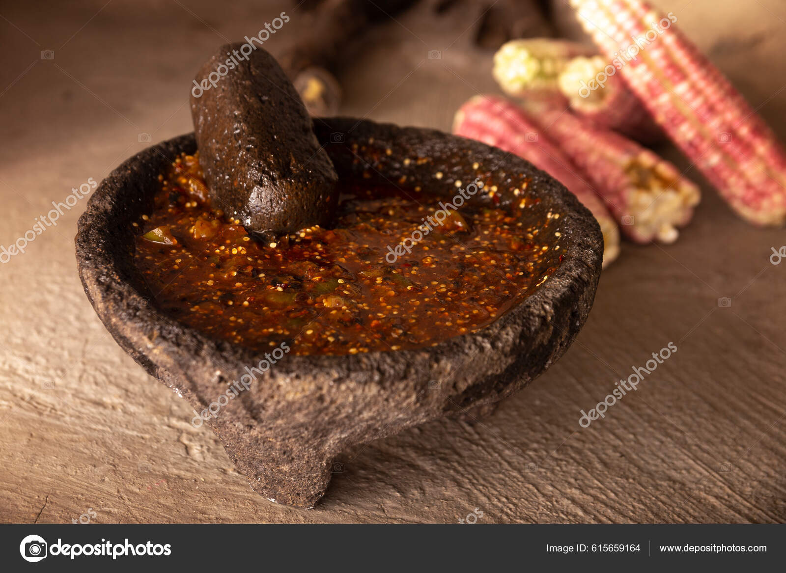Molcajete Con Salsa Chile Arbol Versión Mexicana Tradicional Mortero  Mortero: fotografía de stock © hayaship #615659164