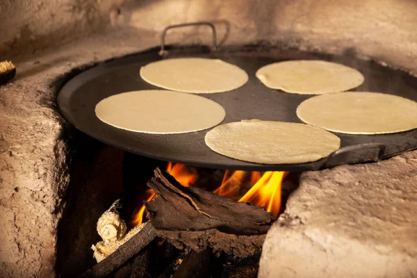 Tortillas Maíz Hechas Mano Cocinadas Una Estufa Tradicional Leña Rústica —  Fotos de Stock