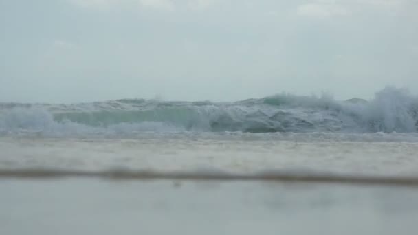 Surfa. stora vågor. — Stockvideo