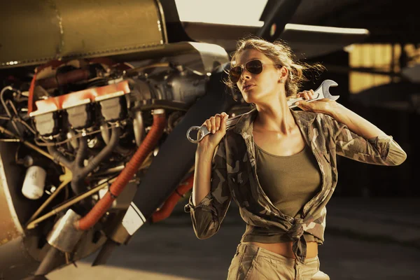 Mode kvinna flygplan mekaniker — Stockfoto