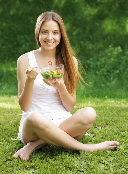 Frisk kvinna äta sallad — Stockfoto