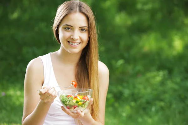 Frisk kvinna äta sallad — Stockfoto