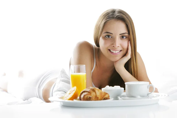 Uśmiechnięta kobieta je śniadanie — Zdjęcie stockowe