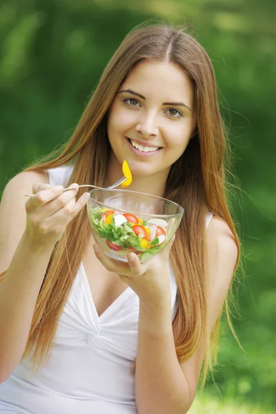 Здорова жінка їсть салат — стокове фото