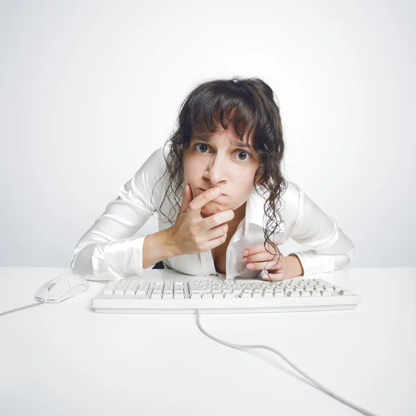 Funny female office worker looking confused at the camera — Stock Photo, Image