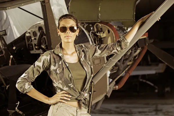 Vrouw vliegtuig piloot — Stockfoto