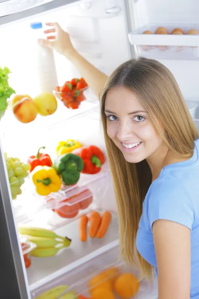 Leite no refrigerador — Fotografia de Stock