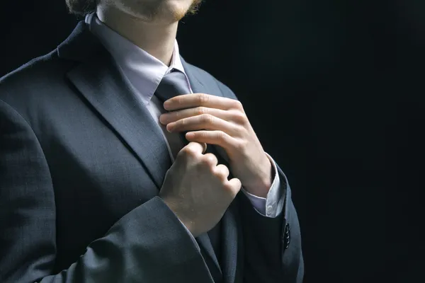 Hombre de negocios ajustando corbata — Foto de Stock