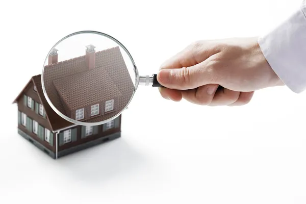 Magnifying glass and house. — Stock Photo, Image