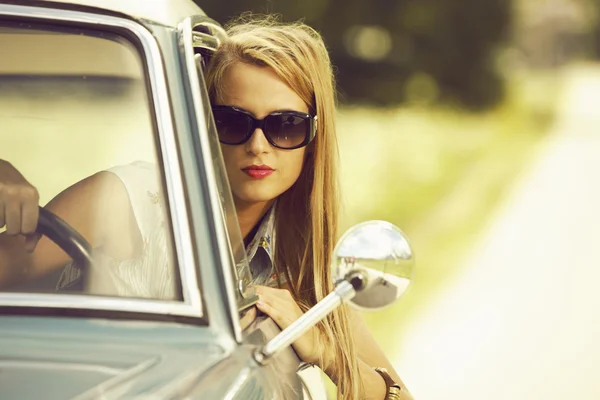 Menina bonita no carro . — Fotografia de Stock