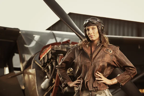 Gyönyörű nő pilóta: vintage fotó — Stock Fotó