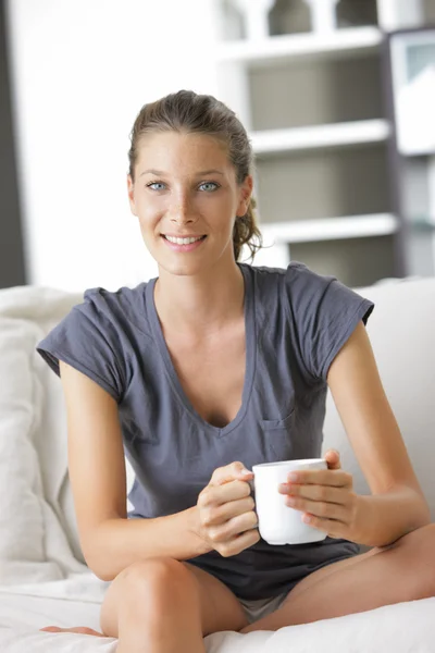 Söt ung dam med en kopp kaffe — Stockfoto