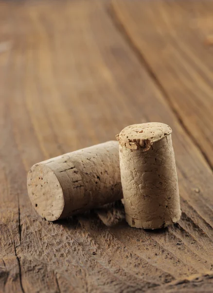 Kurken op een houten tafel, close-up — Stockfoto