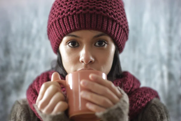 Porträt eines schönen Mädchens, das ein Heißgetränk trinkt — Stockfoto