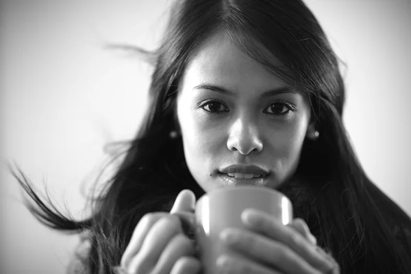 Portret van mooi meisje een warme drank drinken — Stockfoto