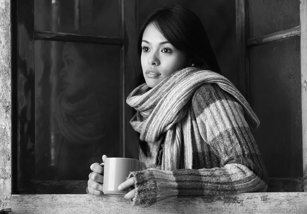 Retrato de una mujer hermosa con una taza de café o té — Foto de Stock