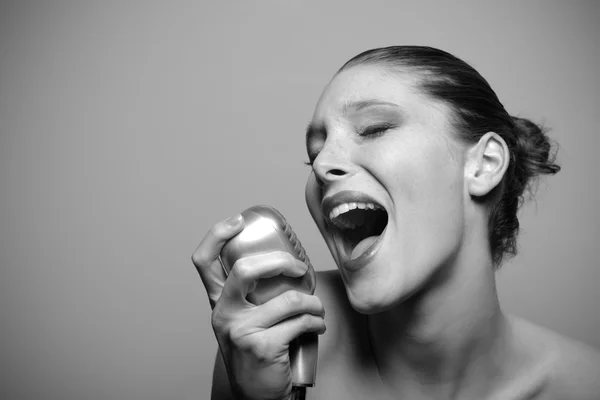 Interpretación de una hermosa cantante —  Fotos de Stock