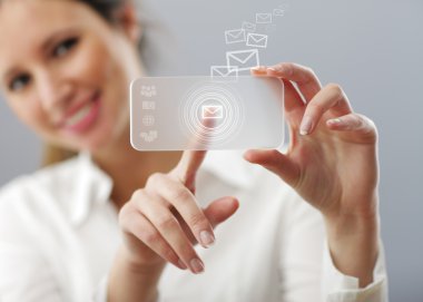 güzel bir kadın üzerinde yenilikçi onun akıllı bir mail yazmakta olduğunu