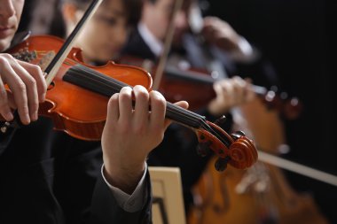 Klasik müzik. konserinde kemancı