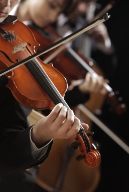 Klasik müzik. konserinde kemancı