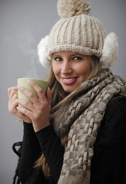 Beautiful young girl drinking coffee or tea — Stock Photo, Image