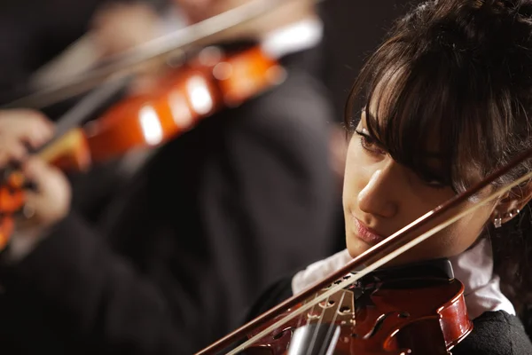 Wanita Violinis memainkan konser musik klasik — Stok Foto