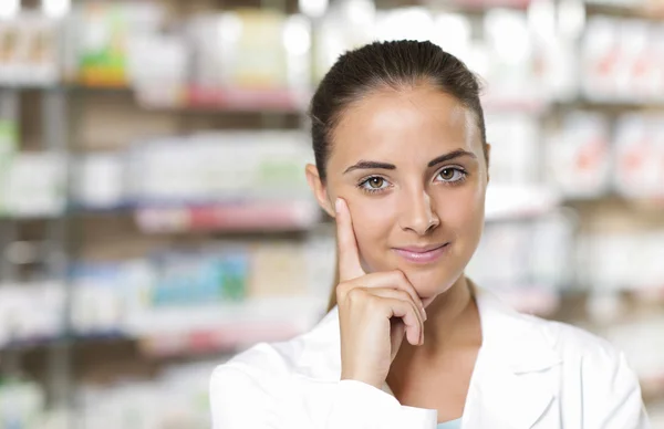 Portret van lachende vrouw apotheker in de farmacie — Stockfoto