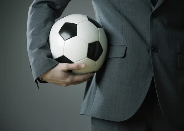 Κομψό επιχειρηματίας που έχει μια μπάλα ποδοσφαίρου — Φωτογραφία Αρχείου