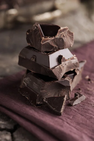 Stapel dunkler Schokolade — Stockfoto