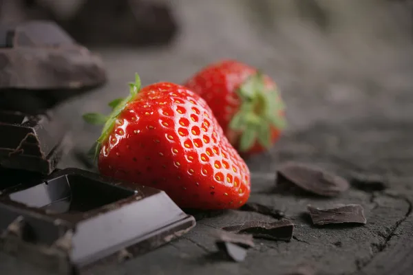 ताजे स्ट्रॉबेरीज आणि चॉकलेट — स्टॉक फोटो, इमेज