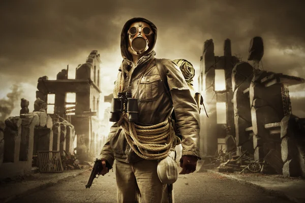 Post-apocalyptische overlevende in gas masker — Stockfoto